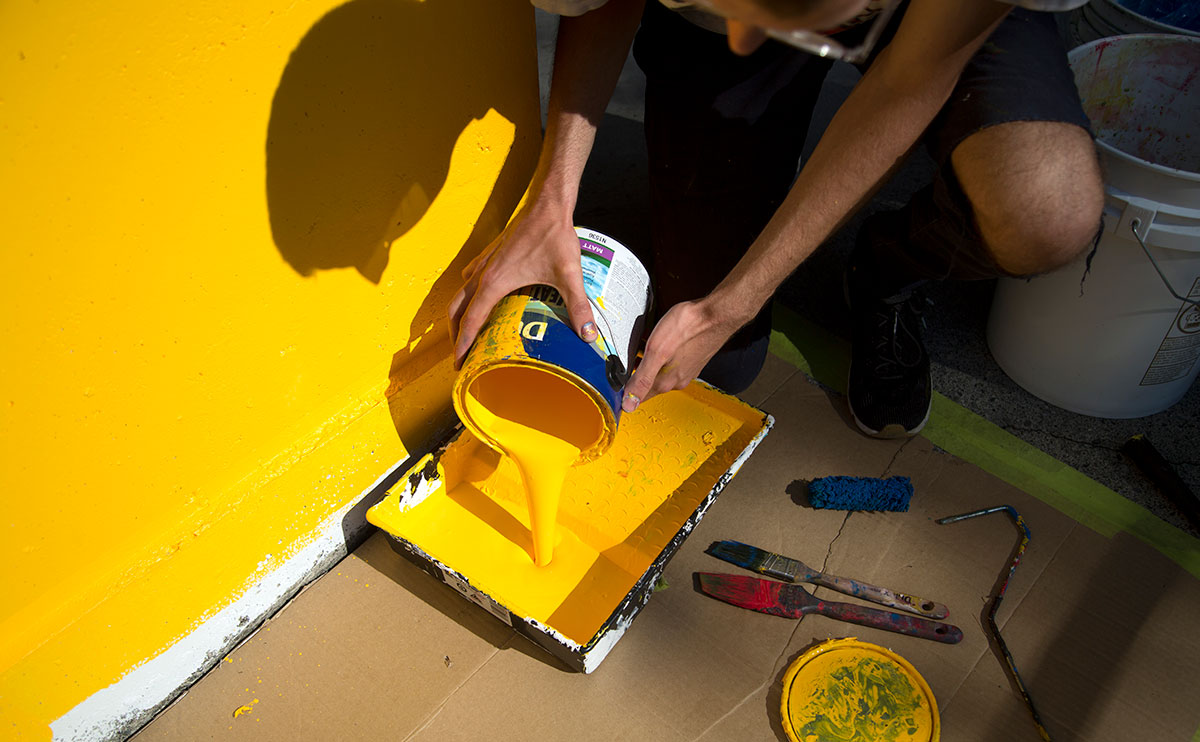 Cristian Fowlie preparing paint for his mural