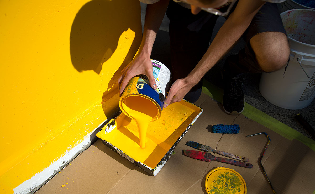 Cristian Fowlie preparing paint for his mural
