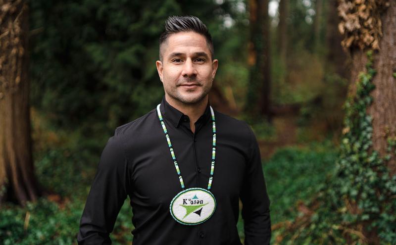 Dennis Thomas-Whonoak with beaded artwork photo