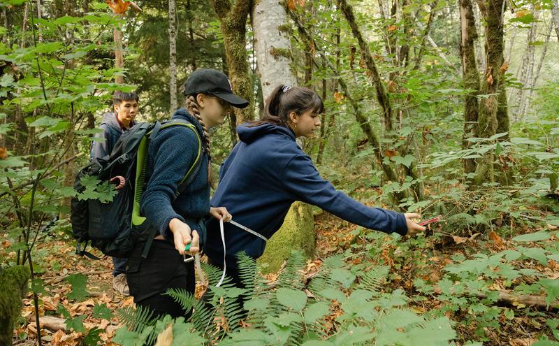 Students exploring the Átl'ka7tsem/Howe Sound Biosphere Region