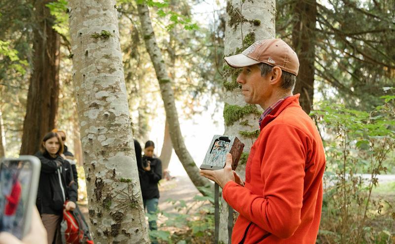 Students exploring the Átl'ka7tsem/Howe Sound Bio CapU biology instructor Tom Flower talking to students