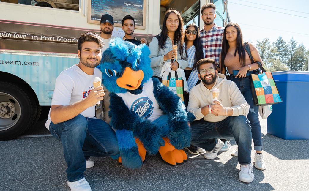 Students at orientation eating ice cream