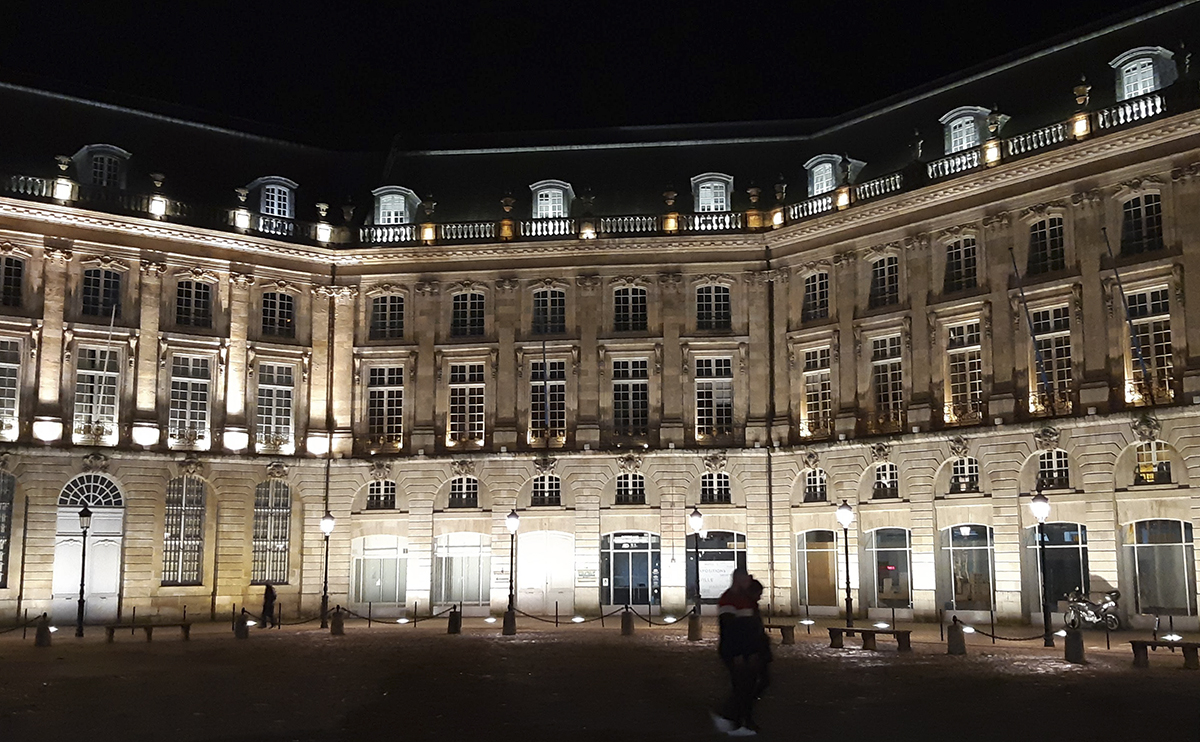 Photo of Bordeaux neighbourhood at night