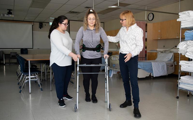 Tracy Dignum with rehab students