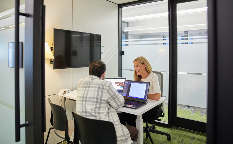 A student sitting down with an academic advisor