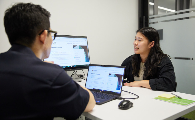 A student sitting down with an academic advisor