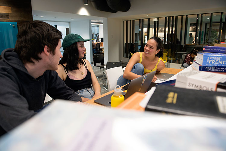 Students talk in the new Learning Commons on Wednesday, Sept. 5, 2018.