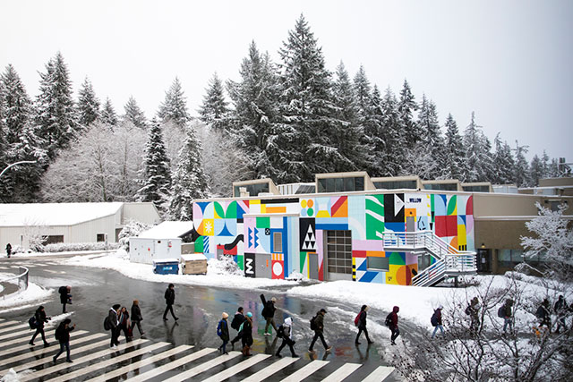 Walking to class outside the Willow building on Jan. 13, 2020. (Photo by Tae Hoon Kim)