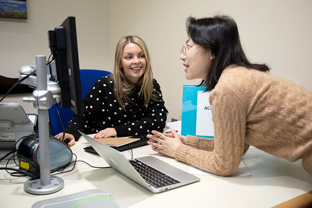 Maria Shalamov provides academic advising in the Registar's Office on Jan. 30, 2020. (Photo by Tae Hoon Kim)