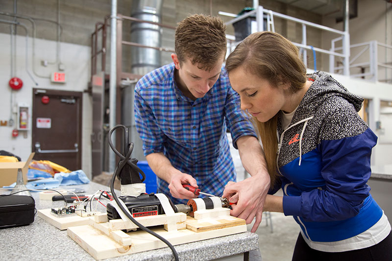 CapU engineering students working together.